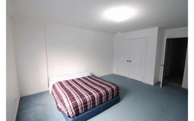 Rutland Avenue,Toronto,4 Bedrooms Bedrooms,2 BathroomsBathrooms,Townhouse,Rutland Avenue,1055